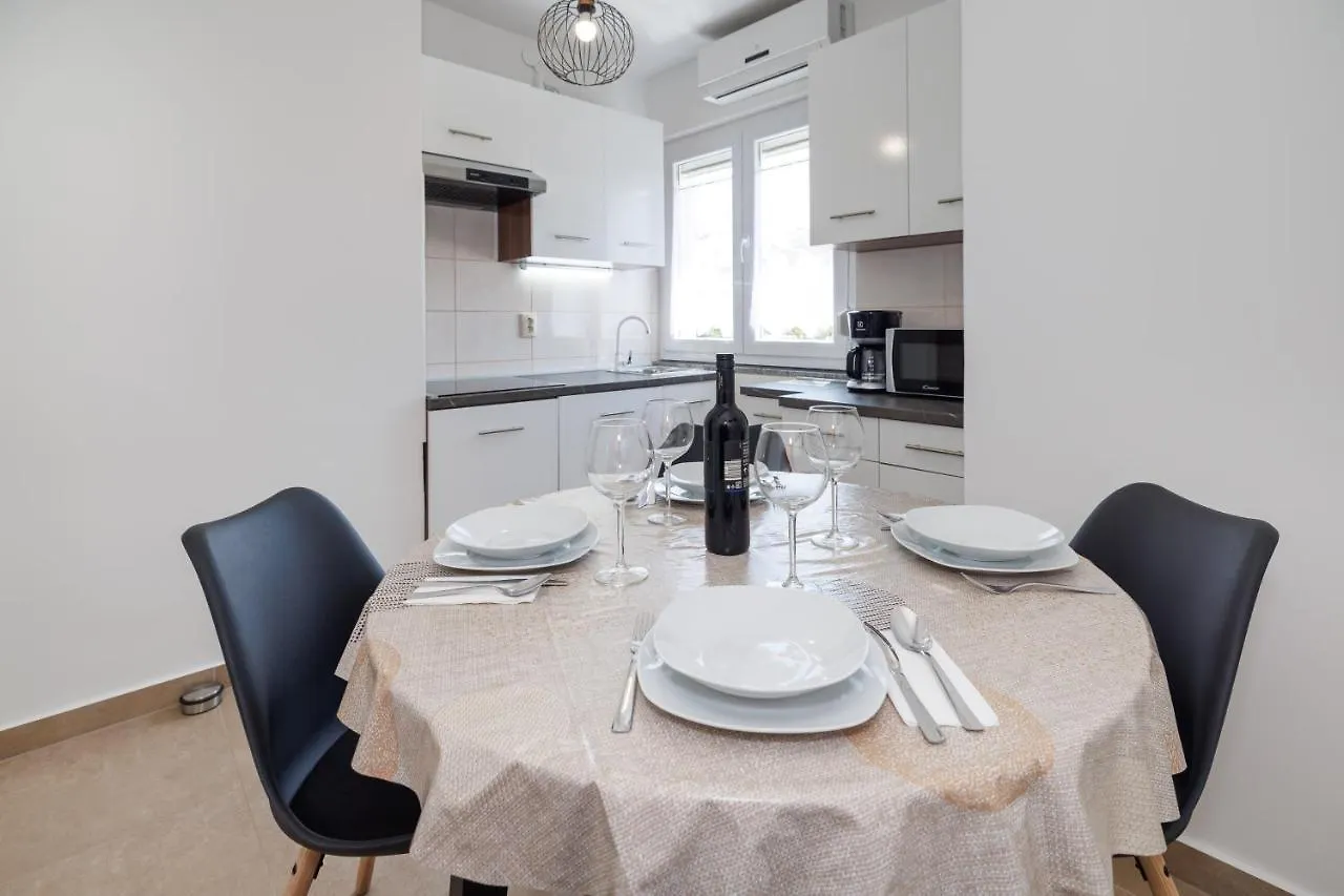 Apartment Karmen Šilo